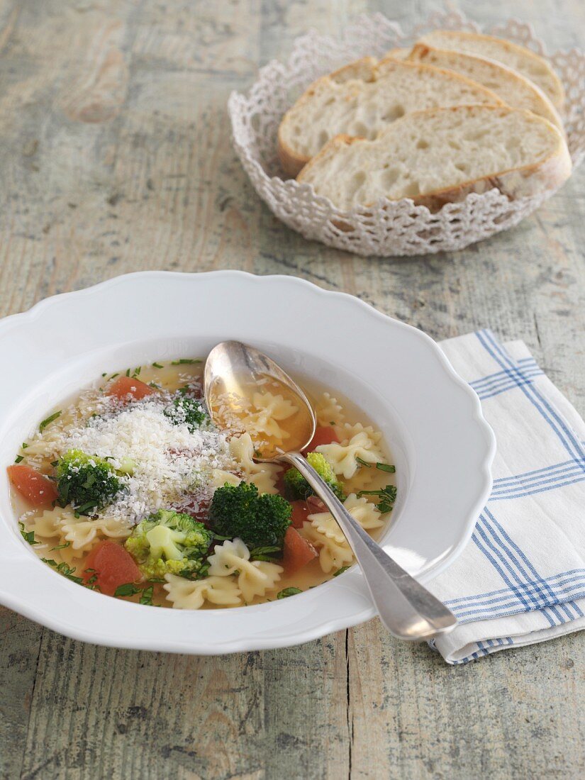 Minestra mit Brokkoli und Coralli (Gemüsesuppe mit Nudeln, Italien)