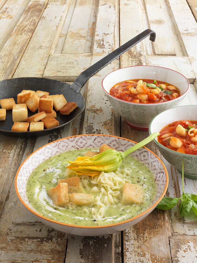 Zucchinicremesuppe und Tomatensuppe mit Nudeln (Italien)