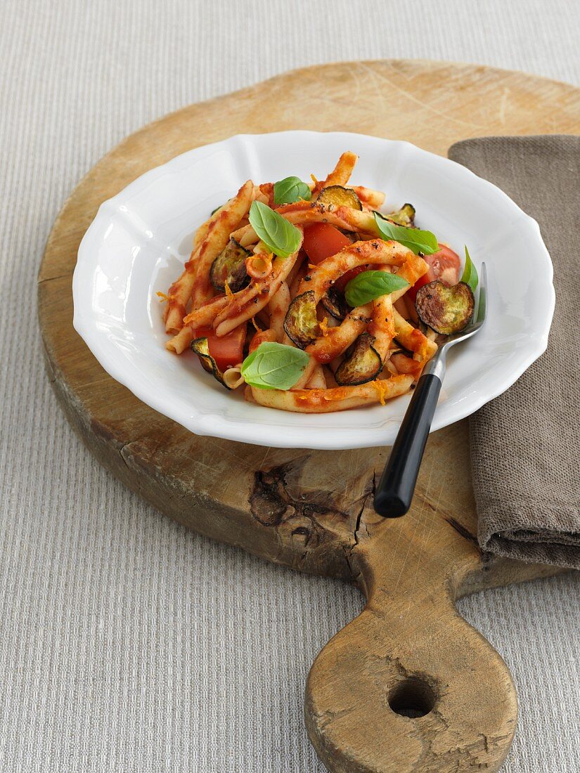 Strozzapreti mit Tomaten, Zucchini und Basilikum