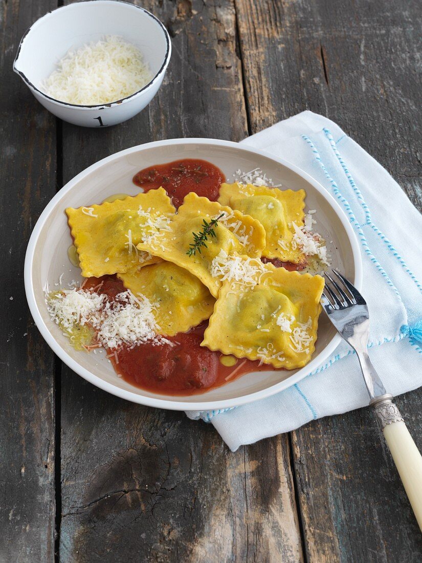 Ravioli Sardi mit Tomaten-Kräuter-Sugo