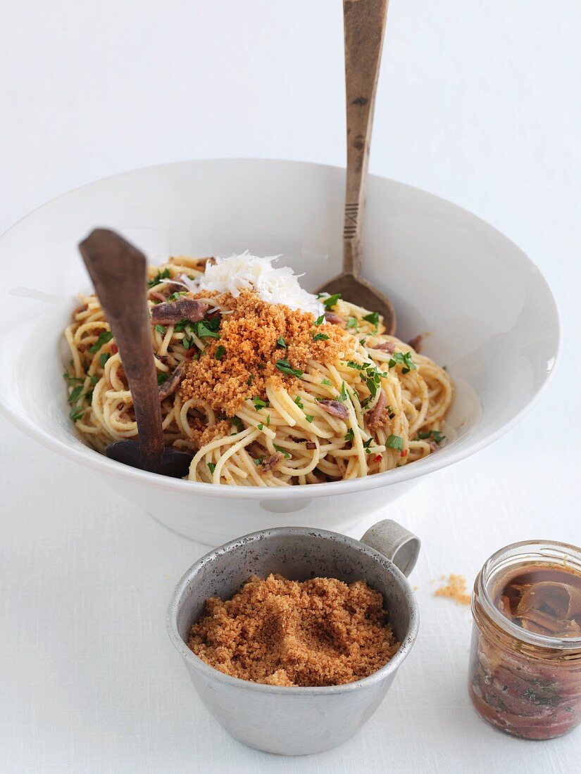 Spaghetti with crumbles and anchovies