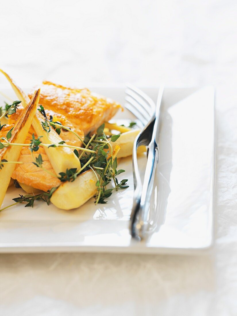 Fischsteak mit gebratenem Wurzelgemüse und Thymian