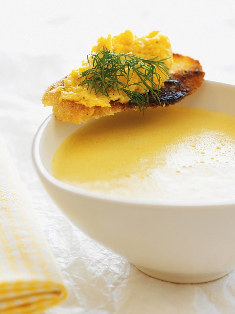 Kürbis-Möhren-Suppe mit Käsetoast