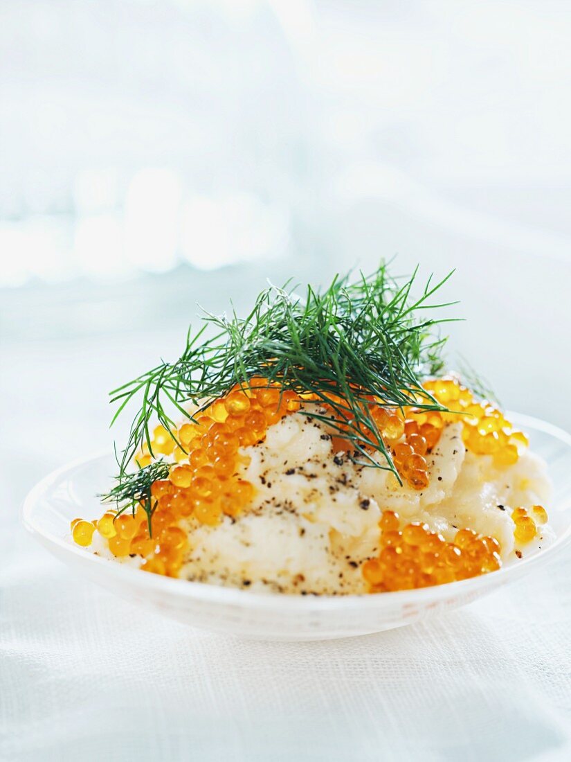 Mashed potatoes with salmon caviar and dill