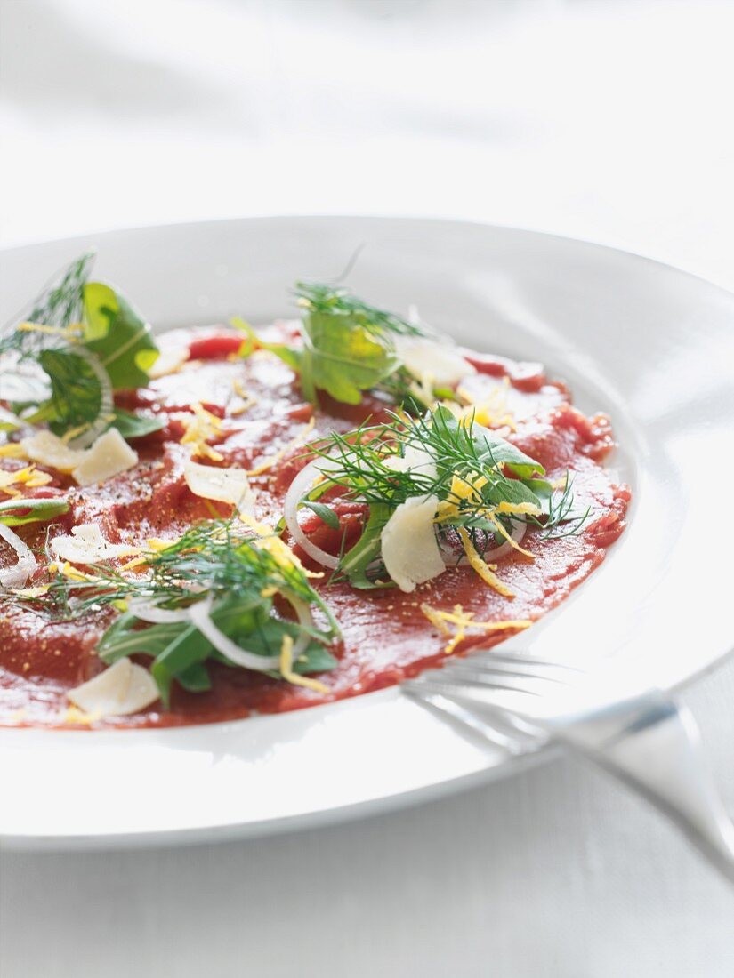 Rindercarpaccio mit Zwiebeln und Dill