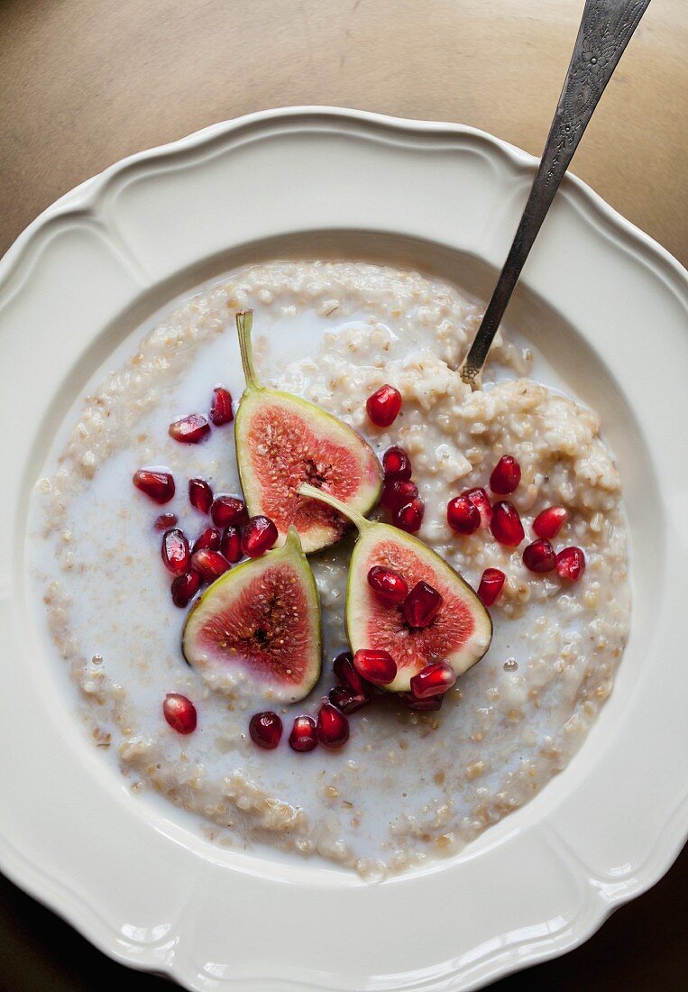 Porridge with milk, figs and pomegranate seeds (seen from above)