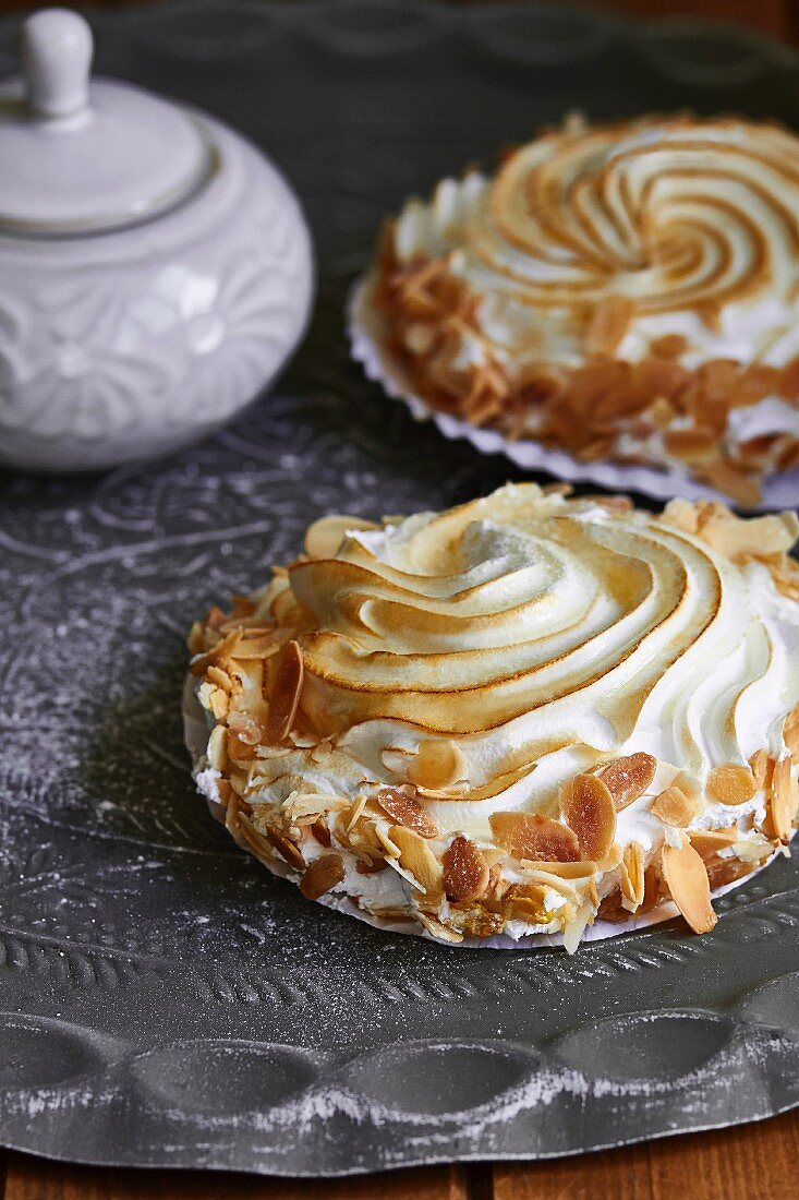 Meringue with flaked almonds