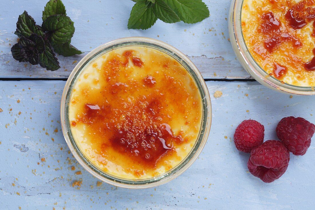 Crème brûlée, Himbeeren und Minze