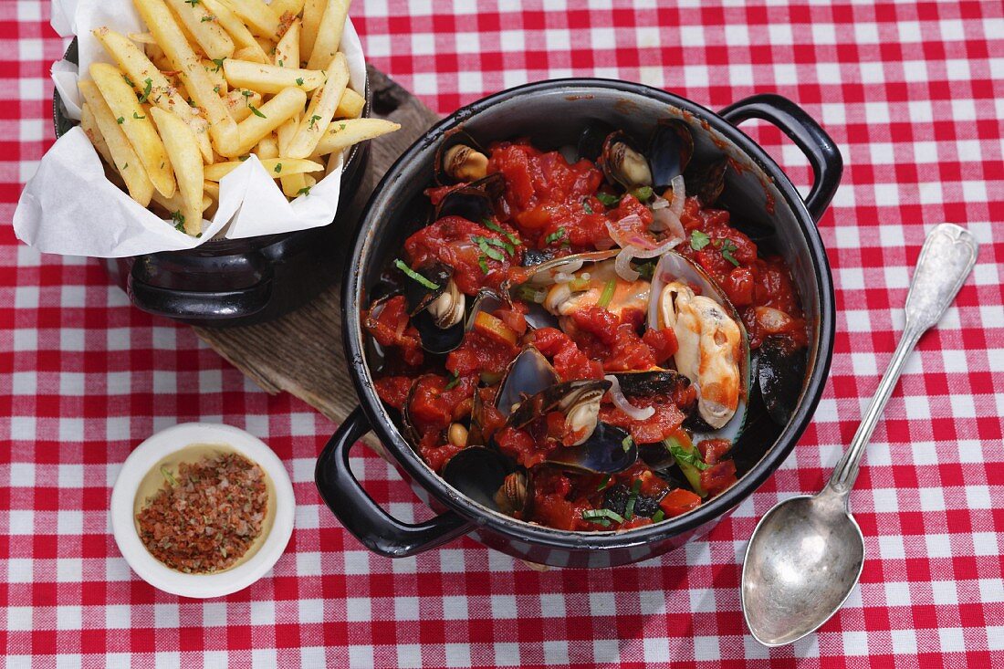 Mussel stew with chips on a checked tablecloth