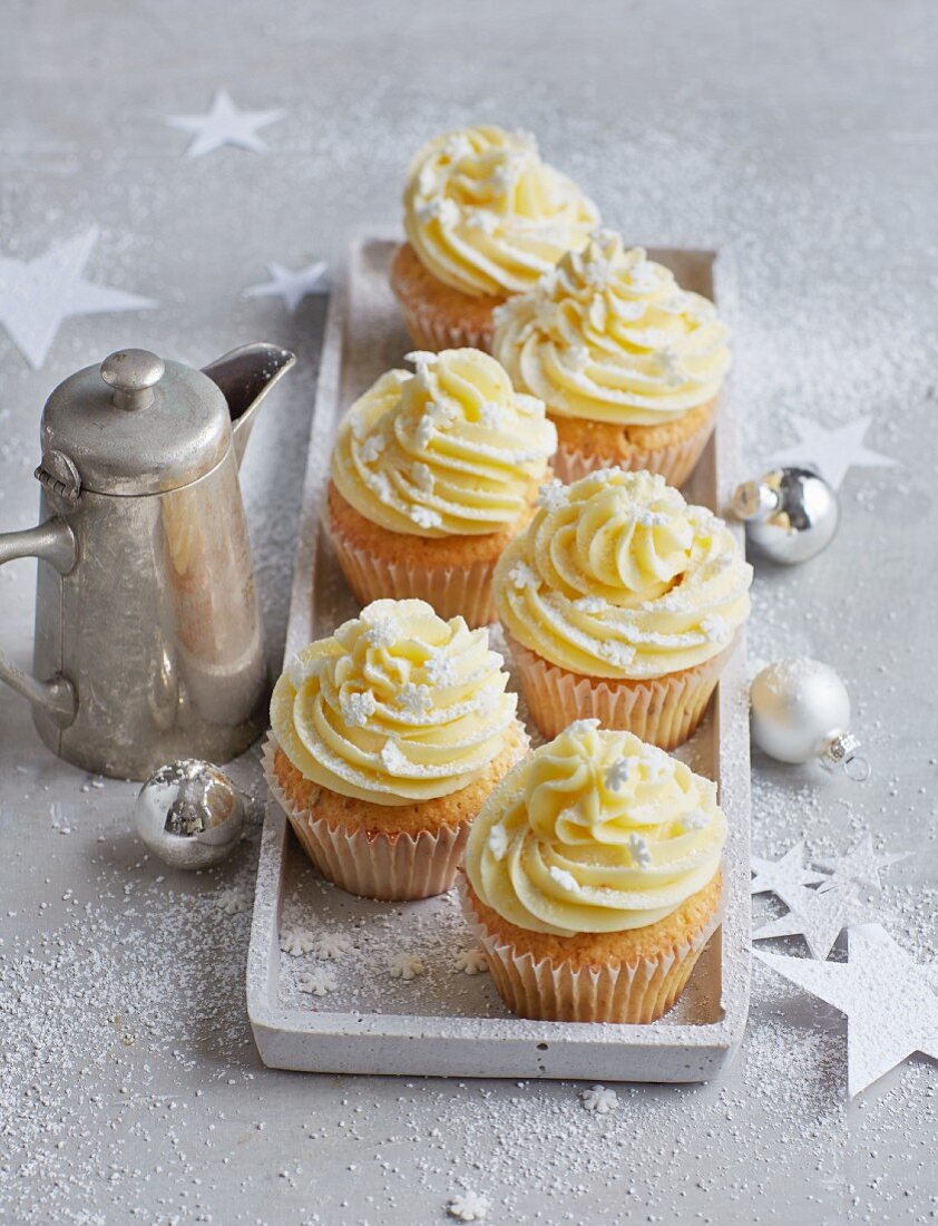 Christmas snowflake cupcakes