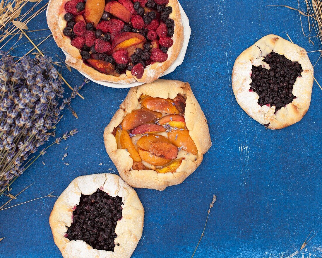 Peach and blueberry gallete