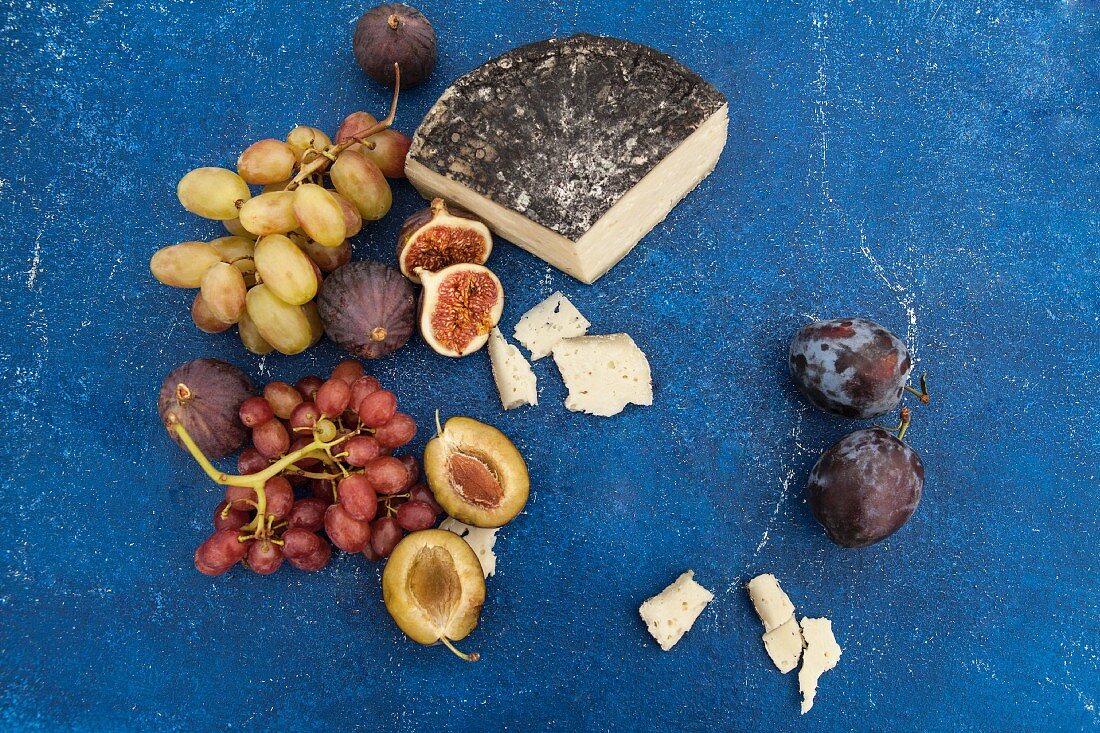 Goat's cheese in cinders with plums, grapes and figs