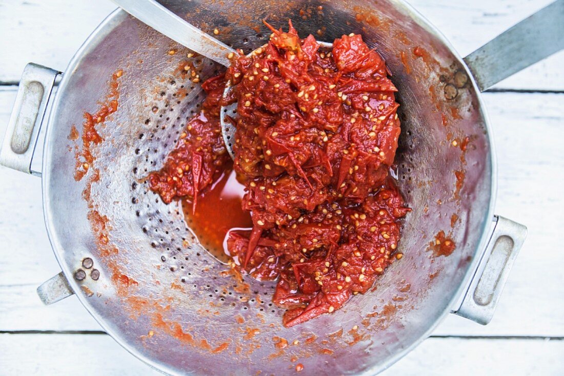 Making tomato sauce