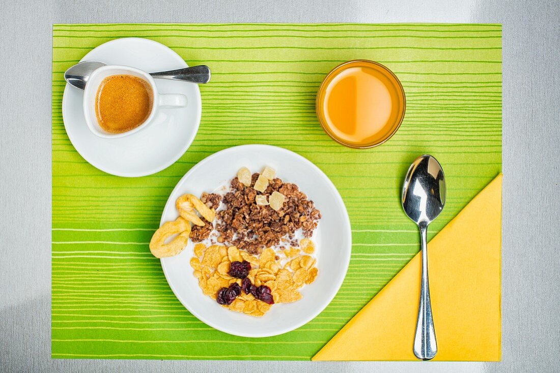 Frühstücksgedeck mit Müsli, Espresso & Orangensaft (Aufsicht)