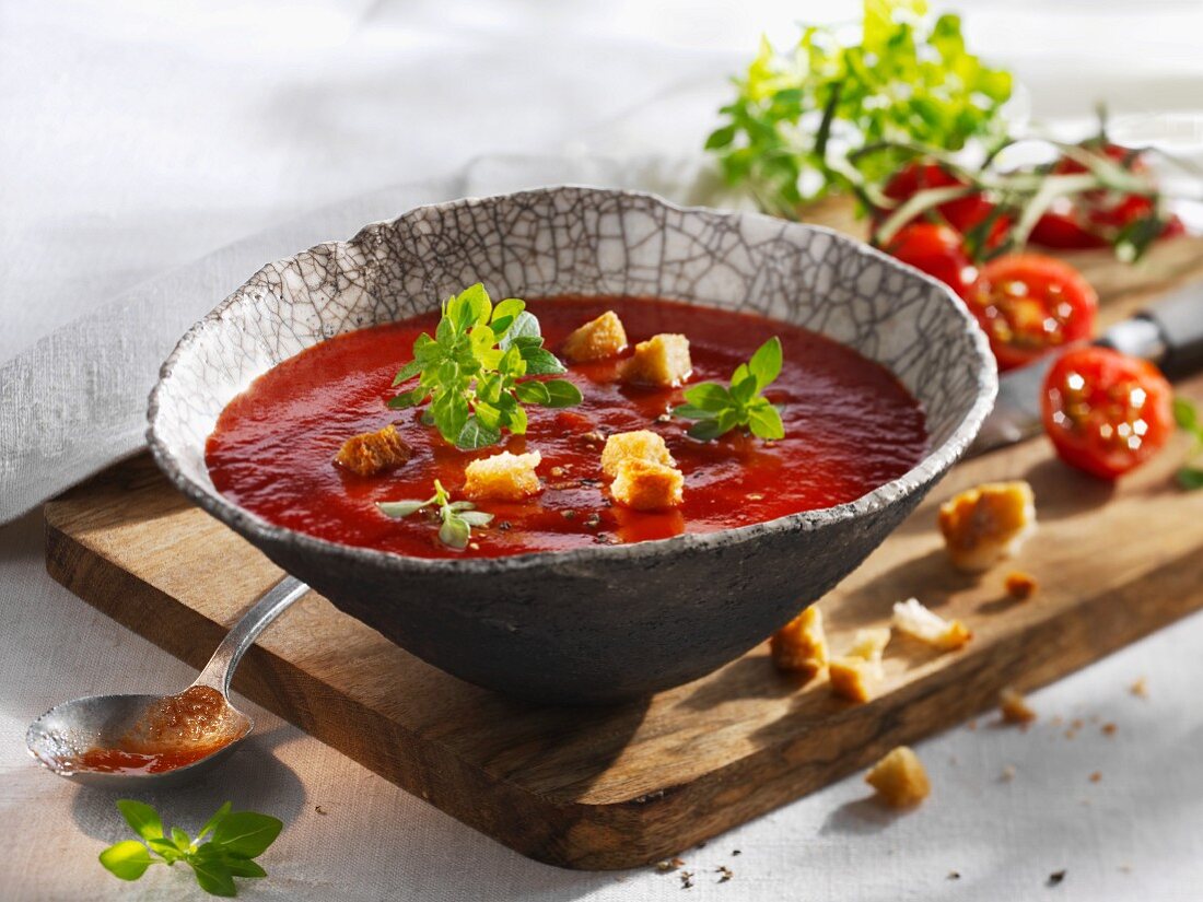 Quick tomato soup with croutons