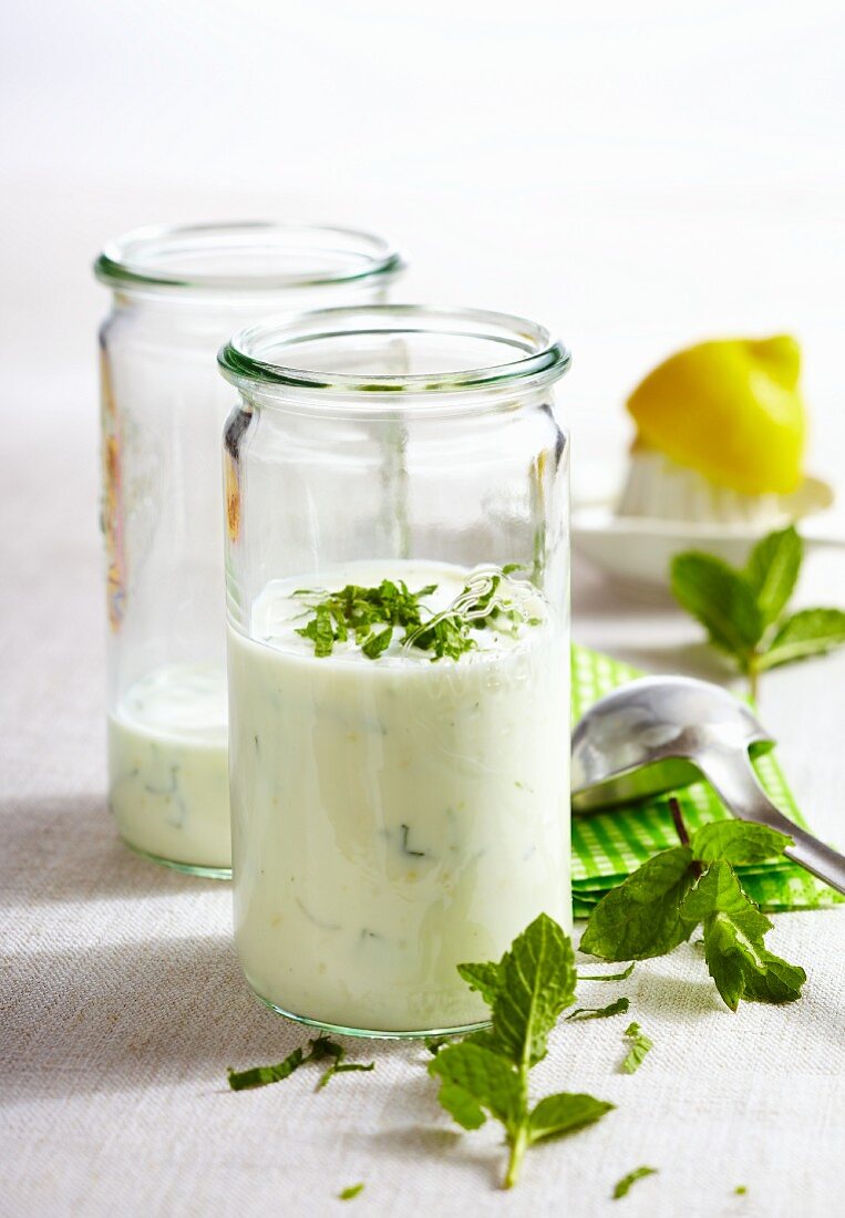 Joghurt-Zitronendressing mit Minze