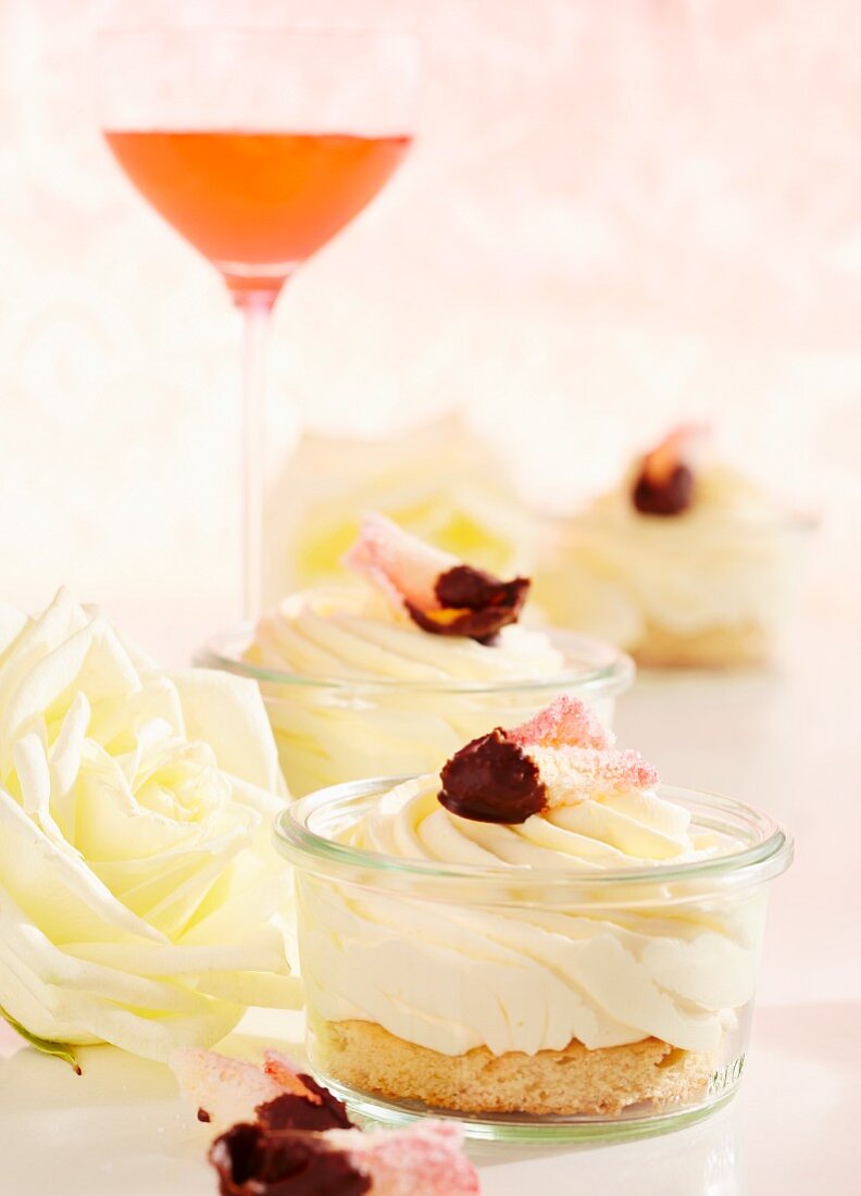 Rosen-Vanillecreme auf Biskuit mit kandierten Rosenblütenblättern