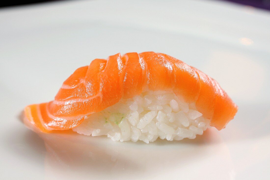 Ein Sake-Sushi: Nigiri-Sushi mit Lachs – Bilder kaufen – 11441730 StockFood
