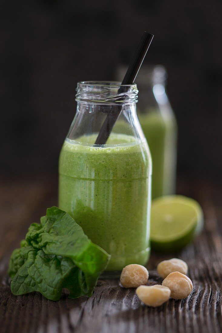 A spinach smoothie with macadamia nuts