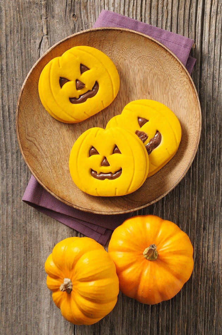 Halloween-Plätzchen mit Schokoladenfüllung