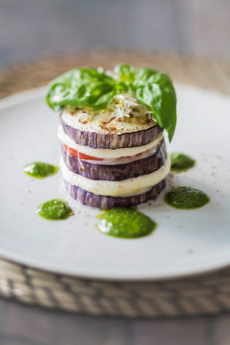 Auberginentürmchen mit Mozzarella, Tomaten und Basilikum