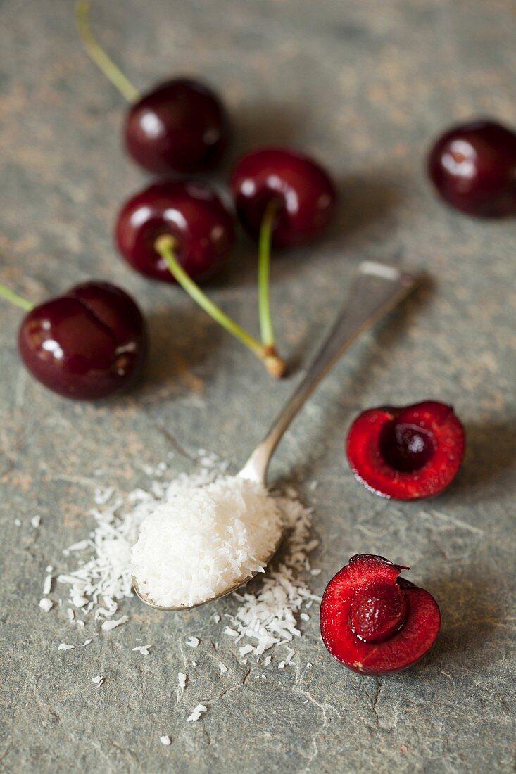 Frische Kirschen und Kokosraspeln