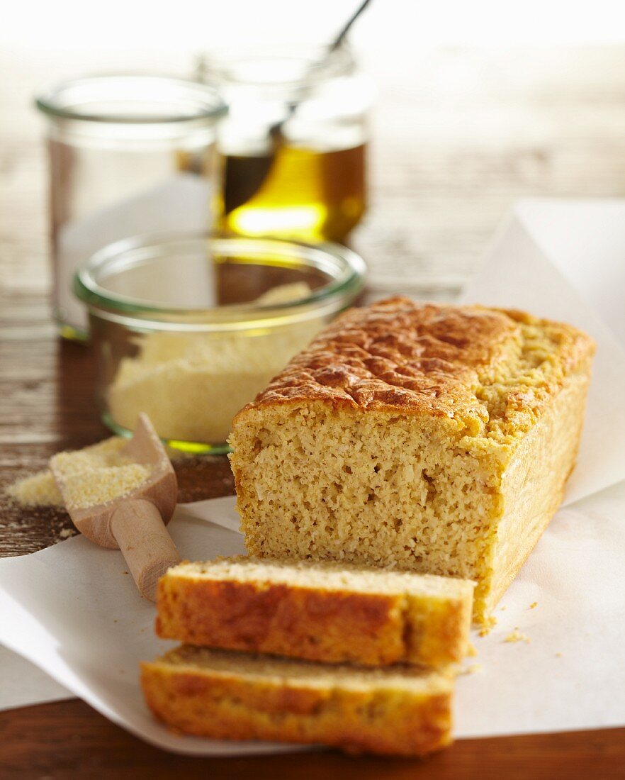 Bananenkuchen mit Hirse, angeschnitten