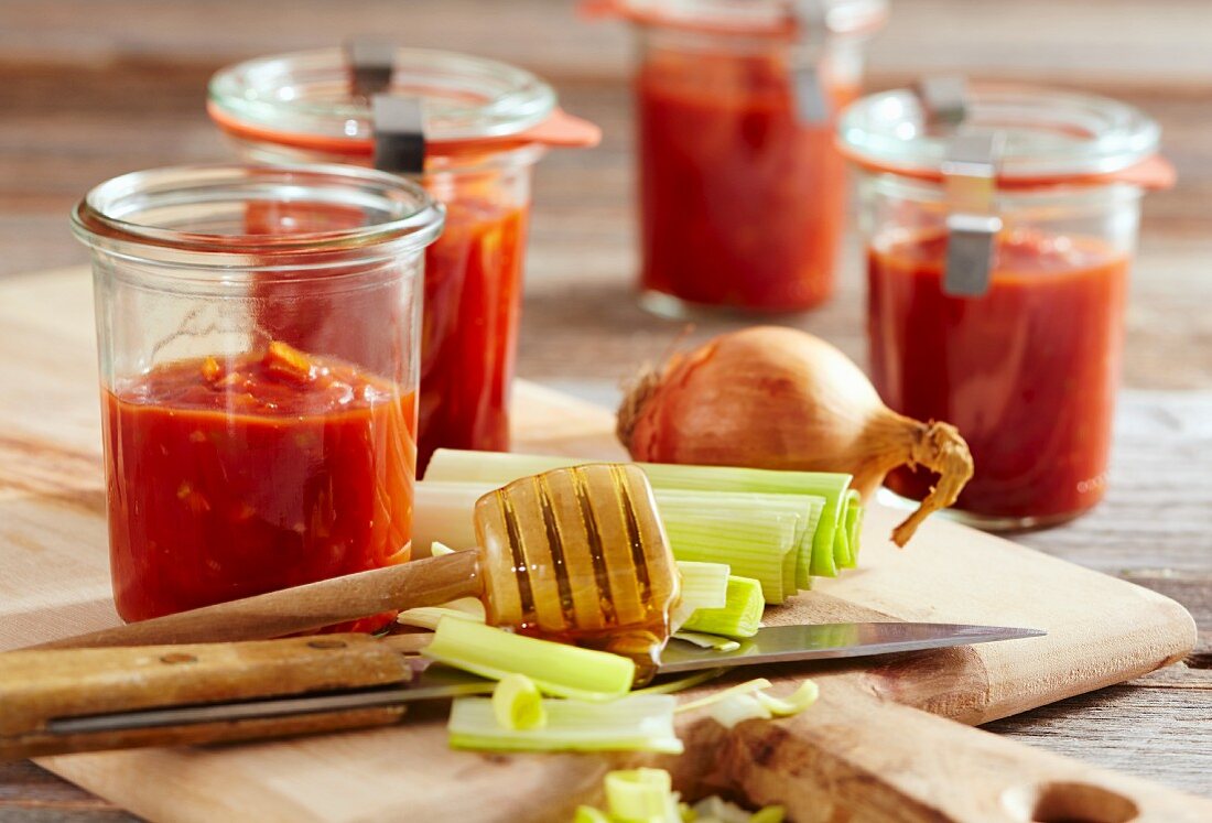 Süß-saure Tomatensauce mit Honig, Lauch und Zwiebeln