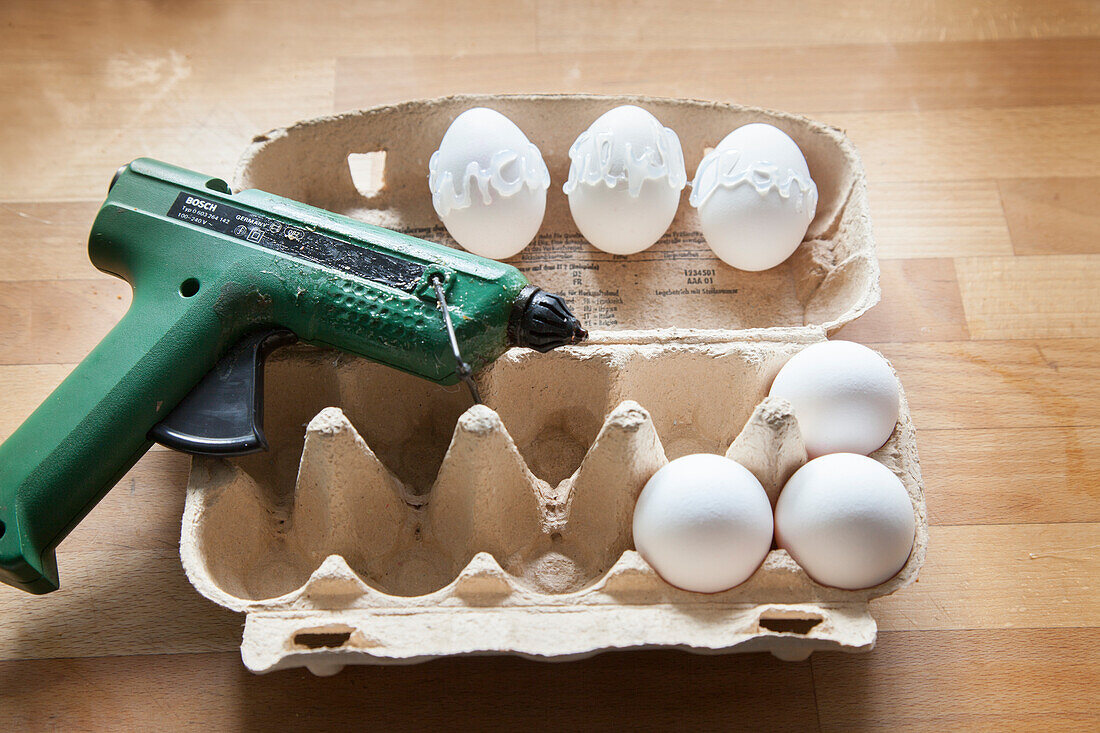 weiße Eier mit Heissklebepistole verzieren