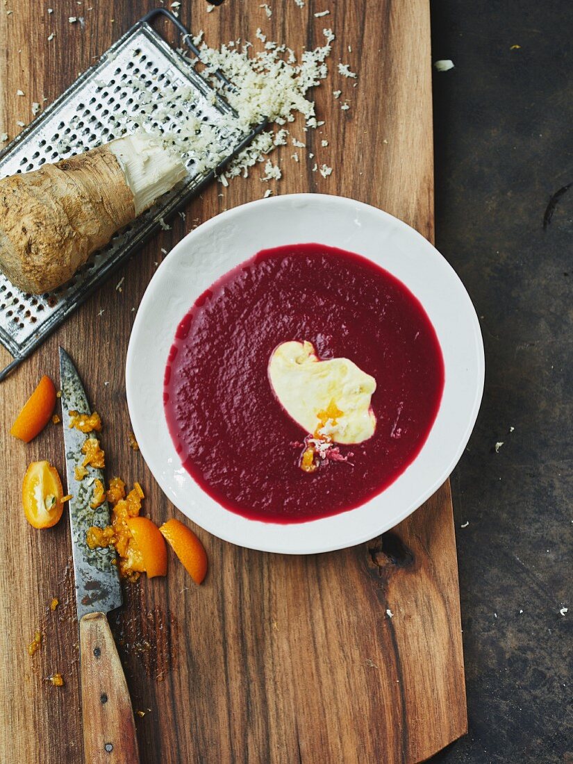 Rote-Bete-Suppe mit Meerrettich