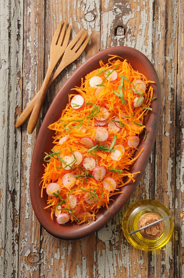 Karottensalat mit Radieschen, Orange und Orangenblütenwasser