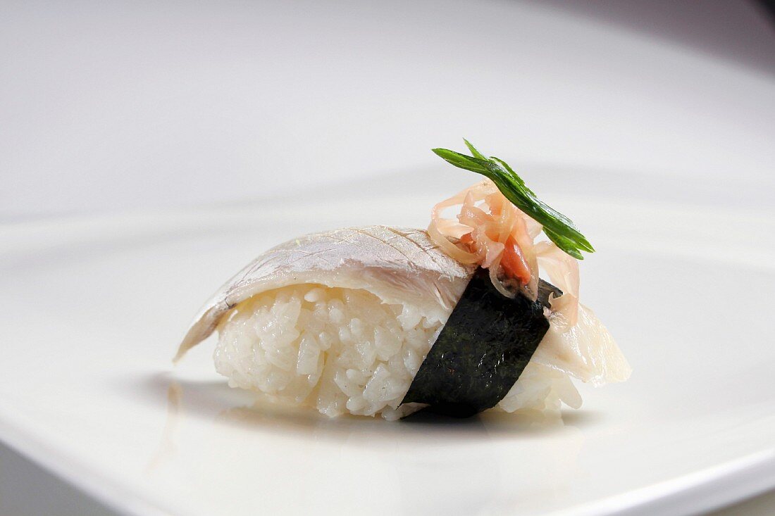 Nigiri-Sushi mit Fisch, Nori und Ingwer