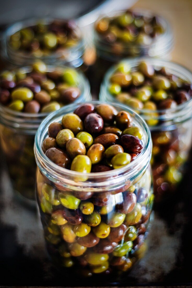 Oliven in Salzlake in Einmachgläsern