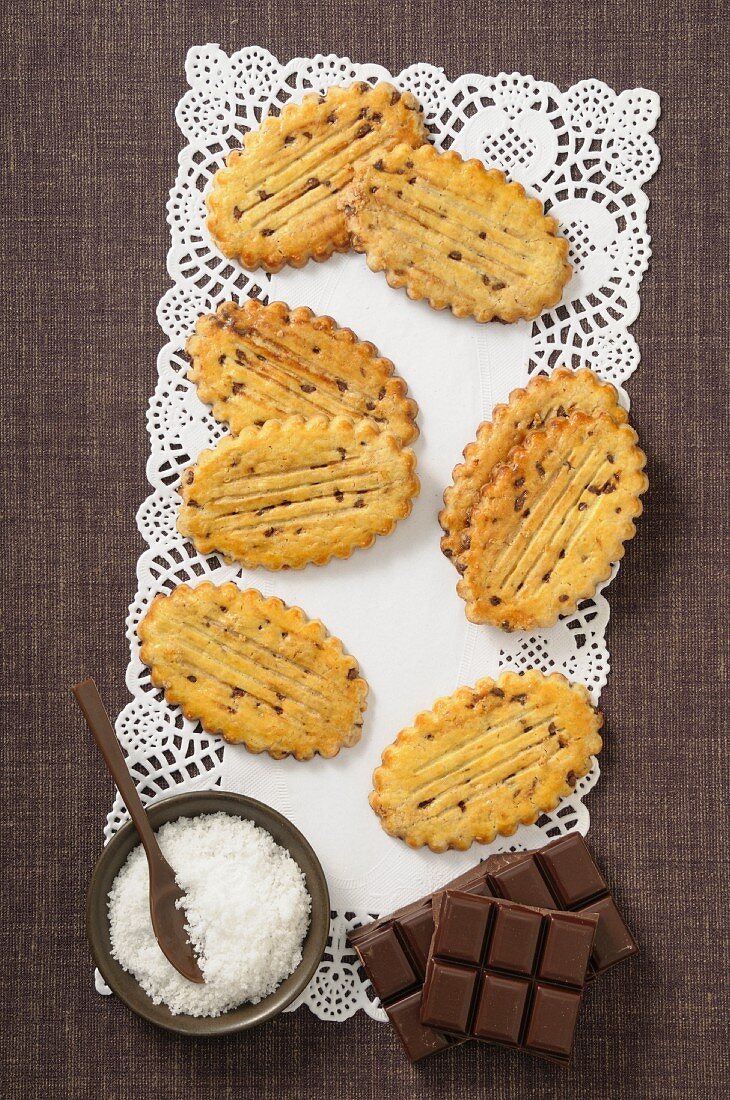 Sables mit Schokolade auf Tortenpapier