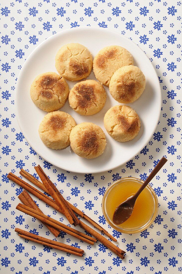 Mantecaos (deep-fried Spanish pastries)