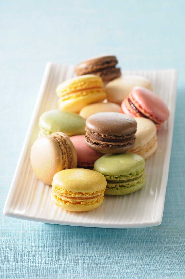 Verschiedene Macarons auf Servierplatte