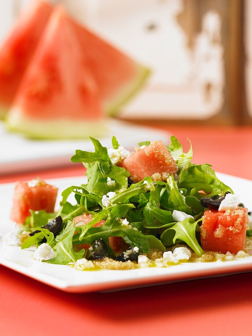 Amaranthsalat mit Wassermelone, Rucola und Oliven