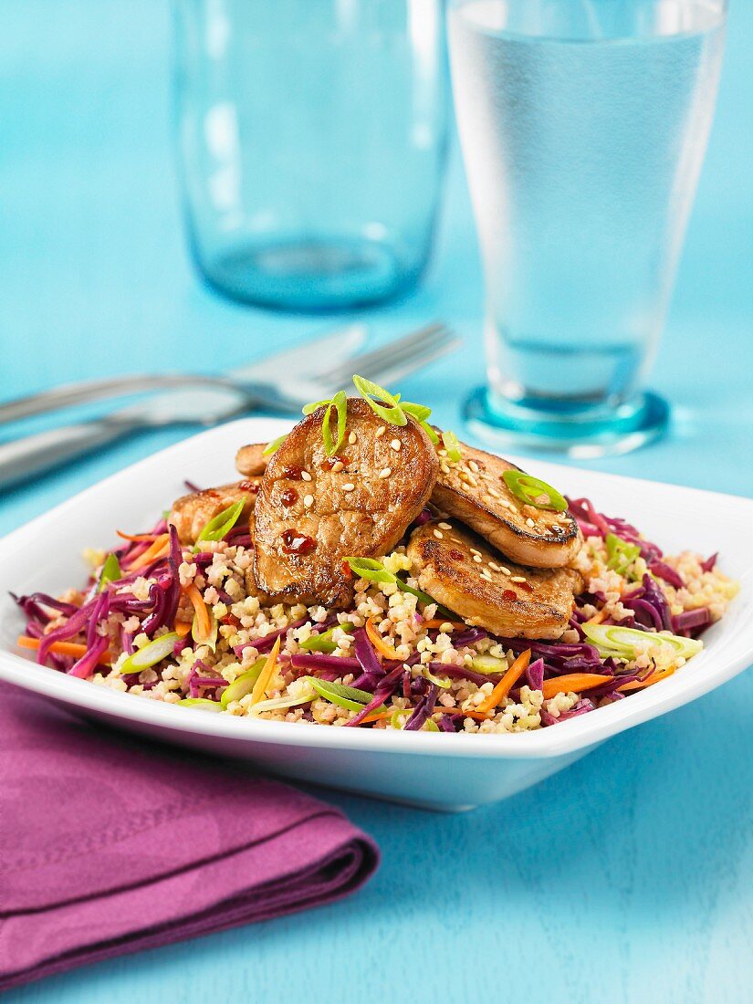 Hirse-Gemüse-Salat mit Schweinefilet