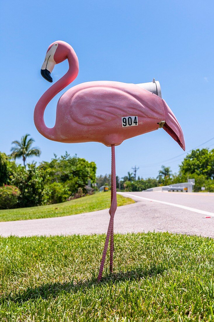 Briefkasten in Flamingo-Form, Panhandle, Florida, USA