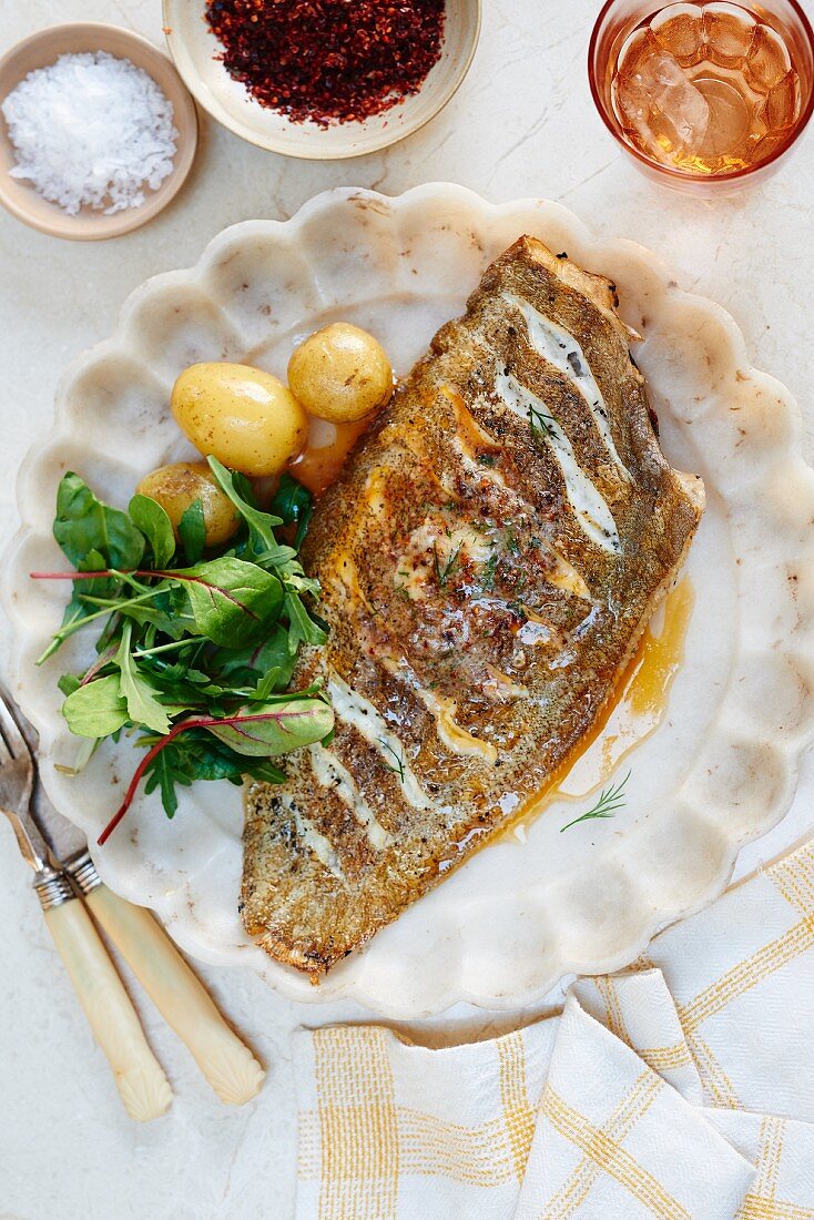 Fisch mit Chilibutter und Kartoffeln (Draufsicht)