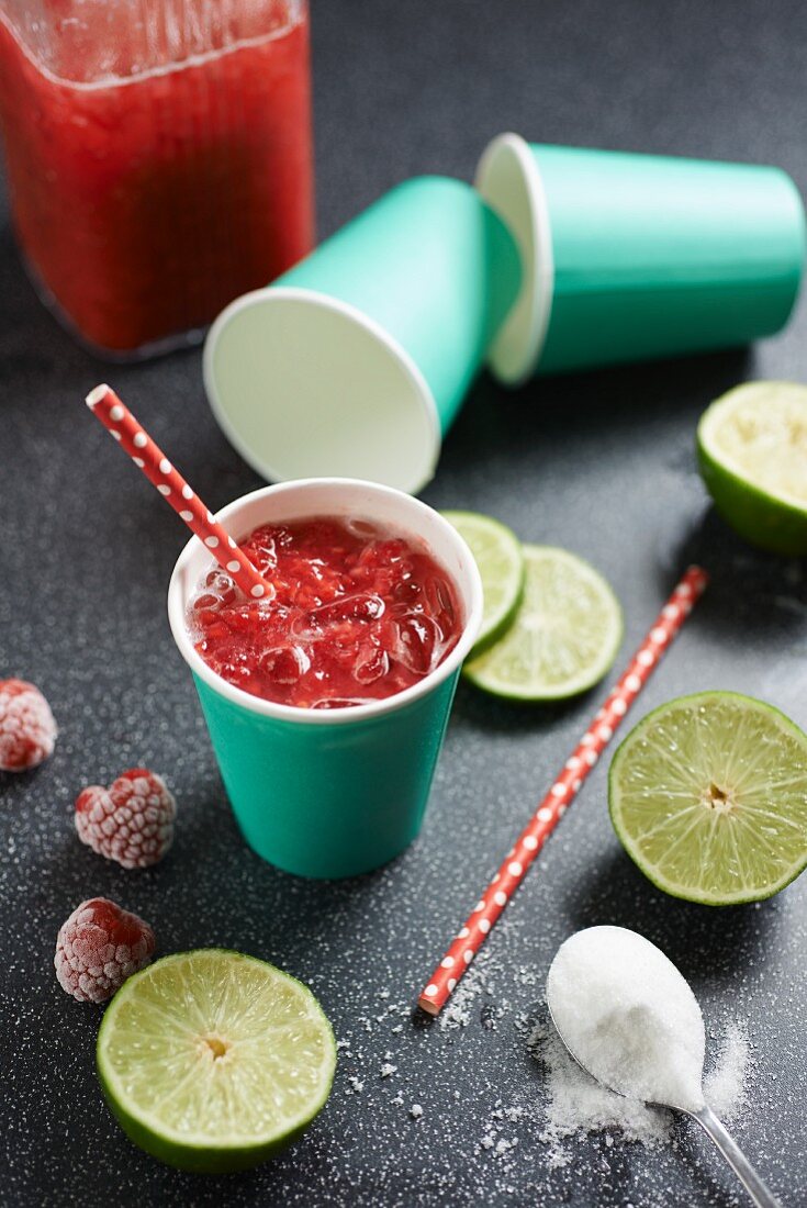 Himbeerdrink mit Limetten und Zucker