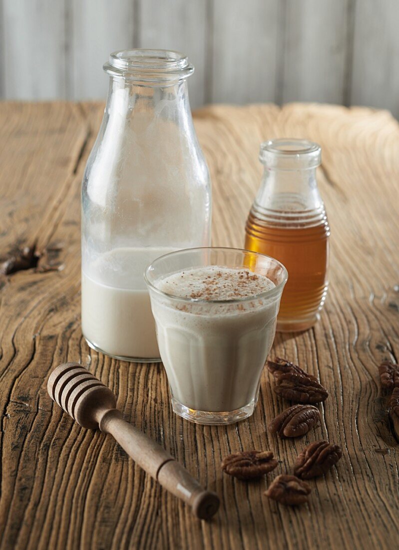 Hemp milk, honey, nutmeg and pecan nuts