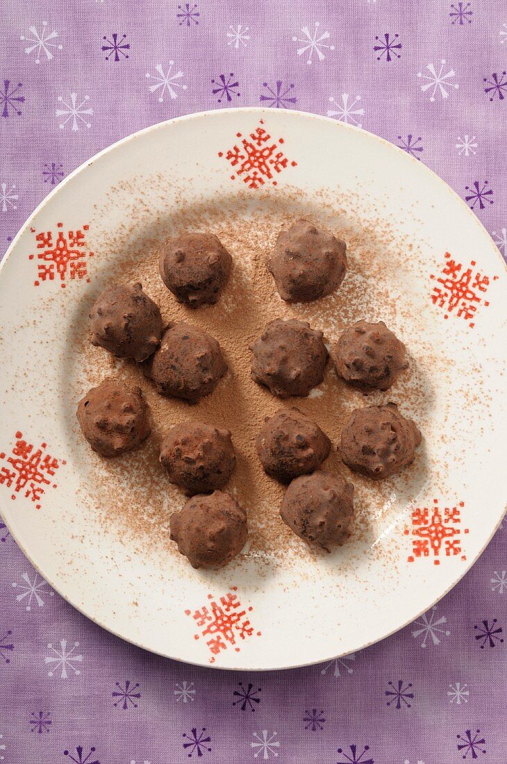 Schokoladentrüffeln mit Kakaopulver (weihnachtlich)