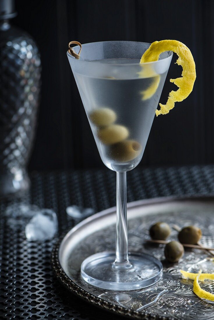 Martini mit Oliven und Zitronenschale