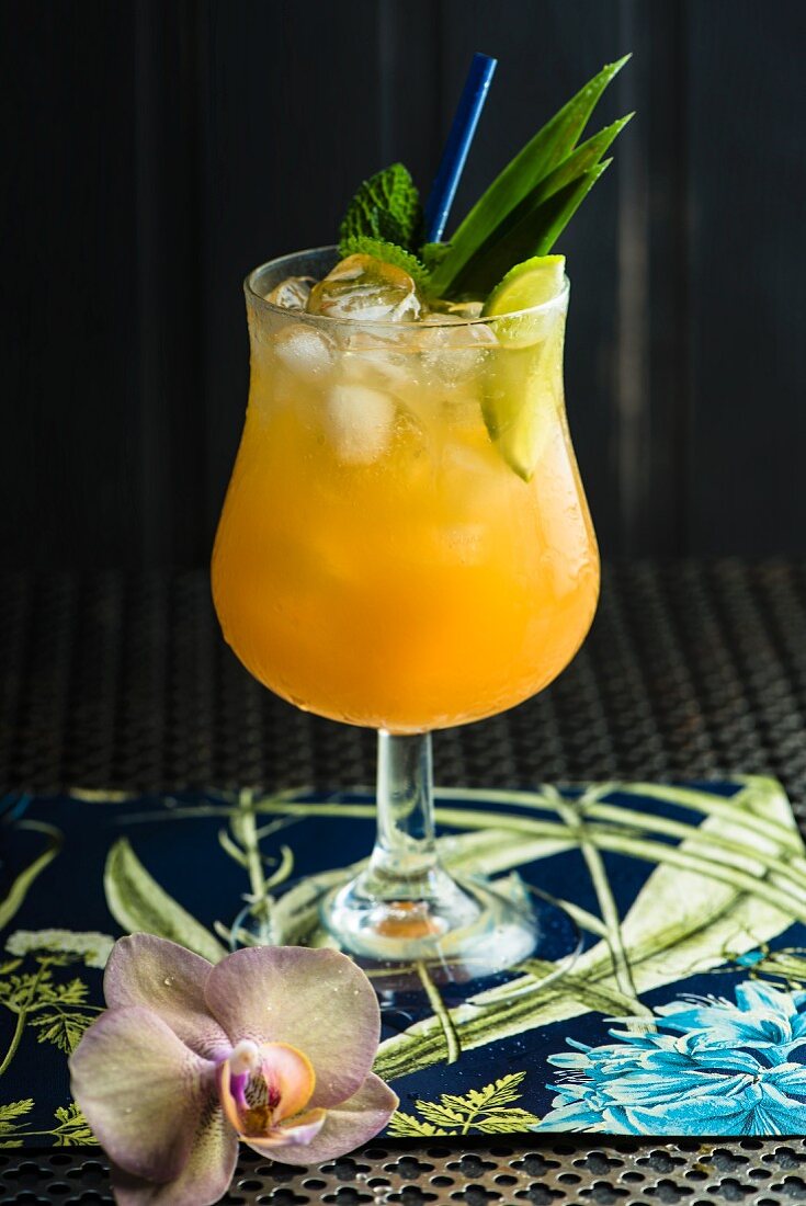 Fruchtiger Cocktail mit Orangensaft