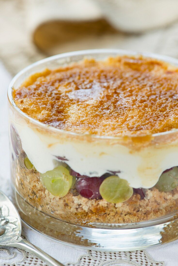 Crème brûlée with grapes