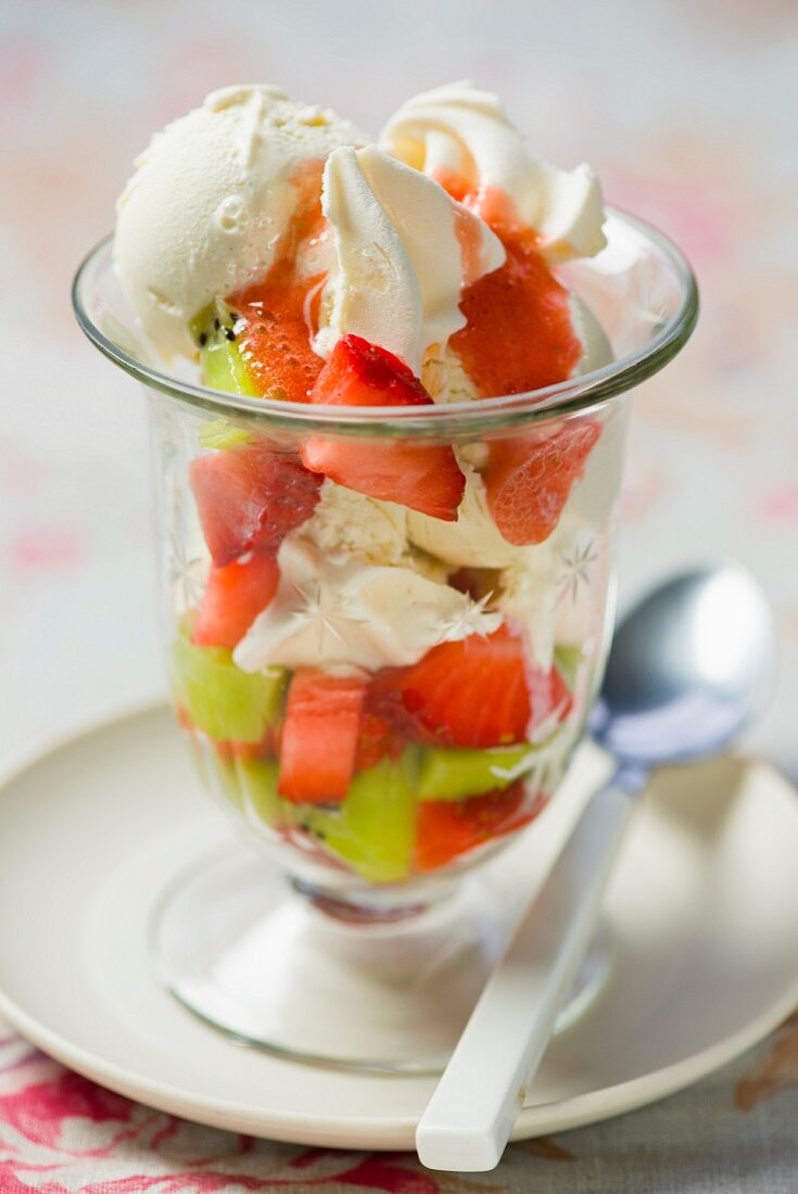 Knickerbocker Glory (English meringue dessert)