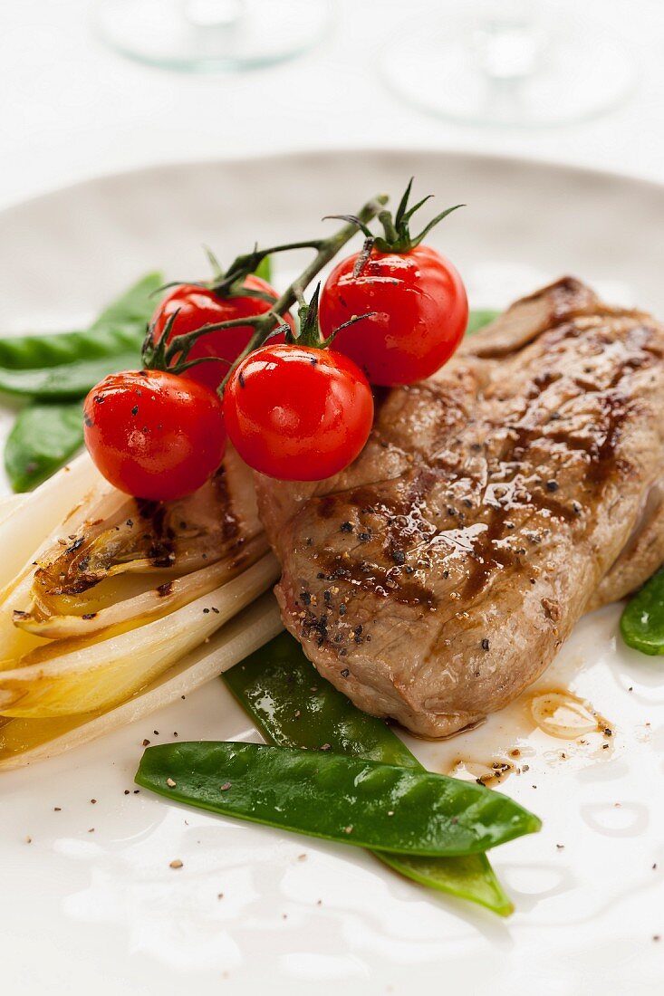 Lammsteak mit Chicorée und Kirschtomaten