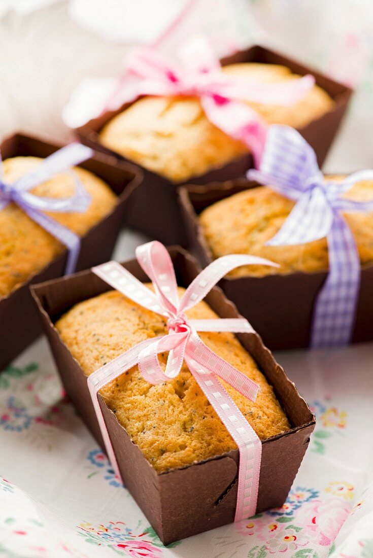 Lemon and poppyseed cakes as gifts