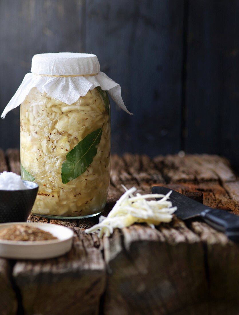 Selbstgemachtes Sauerkraut mit Lorbeer